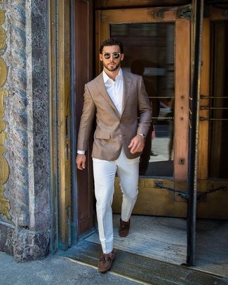 Braunes Sakko kombinieren – 500+ Herren Outfits: Paaren Sie ein braunes Sakko mit einer weißen Anzughose für einen stilvollen, eleganten Look. Fühlen Sie sich mutig? Komplettieren Sie Ihr Outfit mit braunen Wildleder Bootsschuhen.