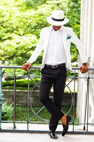 Schwarze Anzughose kombinieren – 500+ Elegante Herren Outfits warm Wetter: Paaren Sie ein weißes Sakko mit einer schwarzen Anzughose, um vor Klasse und Perfektion zu strotzen. Schwarze Leder Slipper sind eine großartige Wahl, um dieses Outfit zu vervollständigen.