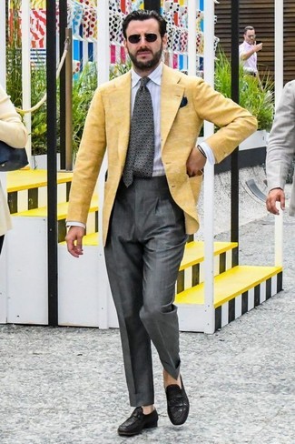 Gelbe Jacke kombinieren – 493 Herren Outfits: Entscheiden Sie sich für eine gelbe Jacke und eine dunkelgraue Anzughose für eine klassischen und verfeinerte Silhouette. Schwarze Leder Slipper sind eine gute Wahl, um dieses Outfit zu vervollständigen.