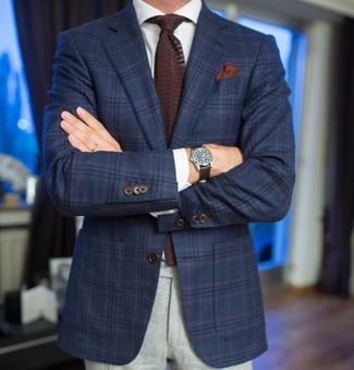 Dunkelbraune Strick Krawatte kombinieren – 135 Herren Outfits: Erwägen Sie das Tragen von einem dunkelblauen Wollsakko mit Schottenmuster und einer dunkelbraunen Strick Krawatte für einen stilvollen, eleganten Look.