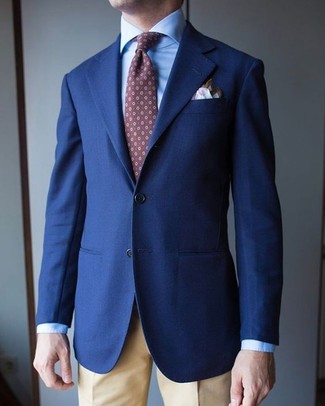 Braunes bedrucktes Einstecktuch kombinieren – 120 Elegante Herren Outfits: Für ein bequemes Couch-Outfit, paaren Sie ein dunkelblaues Sakko mit einem braunen bedruckten Einstecktuch.