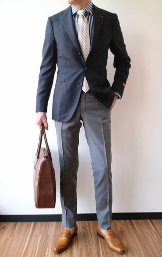 schwarzes Sakko, weißes und dunkelblaues vertikal gestreiftes Businesshemd, graue Anzughose, senf Leder Slipper für Herren