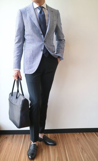 Hellblaues Wollsakko kombinieren – 14 Herren Outfits: Paaren Sie ein hellblaues Wollsakko mit einer schwarzen Anzughose für eine klassischen und verfeinerte Silhouette. Schwarze Leder Slipper sind eine großartige Wahl, um dieses Outfit zu vervollständigen.