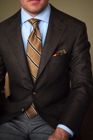 Mehrfarbiges bedrucktes Einstecktuch kombinieren – 199 Herren Outfits: Ein dunkelbraunes Sakko und ein mehrfarbiges bedrucktes Einstecktuch sind eine perfekte Wochenend-Kombination.