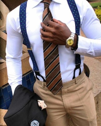 schwarzes Sakko, weißes Businesshemd, beige Anzughose, braune vertikal gestreifte Krawatte für Herren