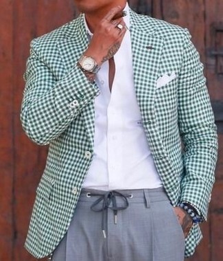 grünes Sakko mit Vichy-Muster, weißes Businesshemd, graue Anzughose, weißes Einstecktuch für Herren
