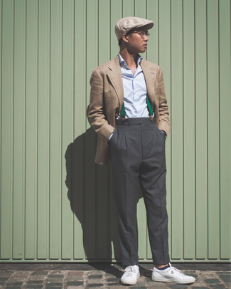Welche niedrige Sneakers mit grauer Anzughose zu tragen – 305 Smart-Casual Herren Outfits: Entscheiden Sie sich für einen klassischen Stil in einem beige Sakko und einer grauen Anzughose. Wenn Sie nicht durch und durch formal auftreten möchten, entscheiden Sie sich für niedrige Sneakers.