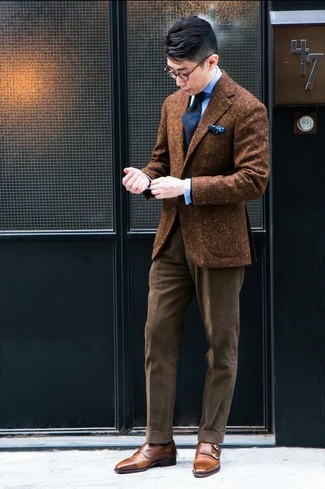 Braunes Wollsakko kombinieren – 496 Herren Outfits warm Wetter: Geben Sie den bestmöglichen Look ab in einem braunen Wollsakko und einer braunen Anzughose aus Cord. Dieses Outfit passt hervorragend zusammen mit braunen Doppelmonks aus Leder.