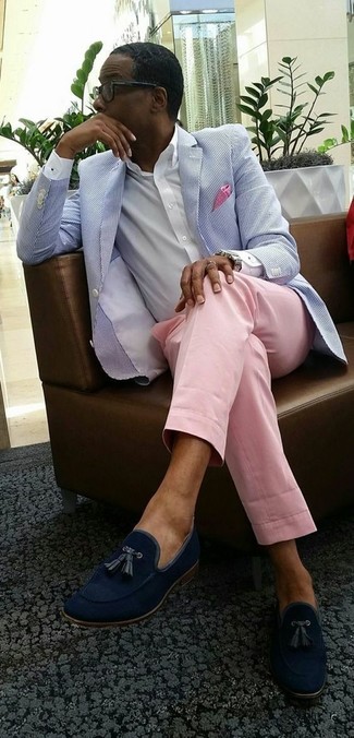 Welche Sakkos mit rosa Anzughose zu tragen – 14 Herren Outfits: Tragen Sie ein Sakko und eine rosa Anzughose für eine klassischen und verfeinerte Silhouette. Ergänzen Sie Ihr Look mit dunkelblauen Wildleder Slippern mit Quasten.