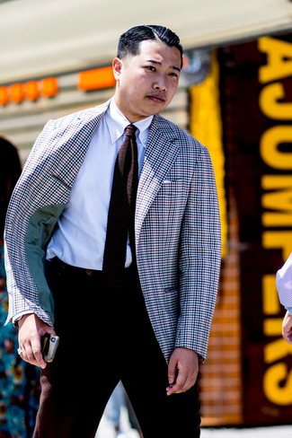 Braune Strick Krawatte kombinieren – 135 Herren Outfits: Kombinieren Sie ein mehrfarbiges Sakko mit Vichy-Muster mit einer braunen Strick Krawatte, um vor Klasse und Perfektion zu strotzen.