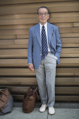 60 Jährige: Turnschuhe kombinieren – 105 Sommer Herren Outfits: Kombinieren Sie ein blaues Sakko mit einer grauen Anzughose für eine klassischen und verfeinerte Silhouette. Bringen Sie die Dinge durcheinander, indem Sie Turnschuhe mit diesem Outfit tragen. Ein cooler Look für den Sommer.