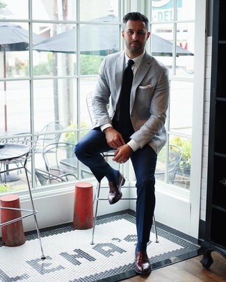 Wie graues Sakko mit dunkelblauer Hose zu kombinieren – 742+ Herren Outfits: Paaren Sie ein graues Sakko mit einer dunkelblauen Hose für einen stilvollen, eleganten Look. Fügen Sie dunkelroten Leder Slipper für ein unmittelbares Style-Upgrade zu Ihrem Look hinzu.