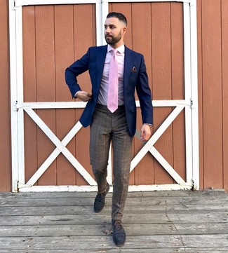 Rosa Krawatte kombinieren – 123 Herren Outfits: Vereinigen Sie ein dunkelblaues Sakko mit einer rosa Krawatte für einen stilvollen, eleganten Look. Dunkelblaue Leder Oxford Schuhe sind eine gute Wahl, um dieses Outfit zu vervollständigen.