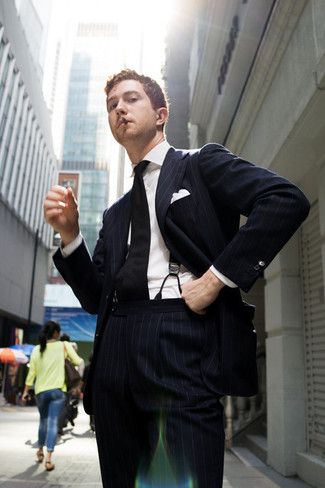 Dunkelblaue vertikal gestreifte Jacke kombinieren – 239 Herren Outfits: Tragen Sie eine dunkelblaue vertikal gestreifte Jacke und eine dunkelblaue vertikal gestreifte Anzughose, um vor Klasse und Perfektion zu strotzen.