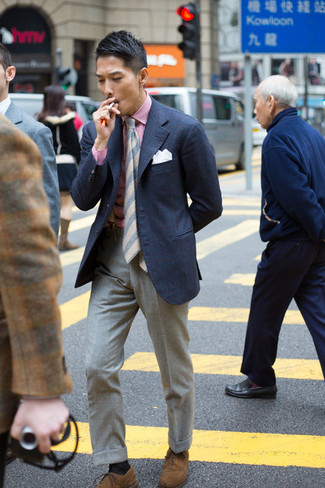 Graue horizontal gestreifte Krawatte kombinieren – 77 Herren Outfits: Kombinieren Sie ein dunkelblaues Sakko mit einer grauen horizontal gestreiften Krawatte, um vor Klasse und Perfektion zu strotzen. Braune Wildleder Oxford Schuhe fügen sich nahtlos in einer Vielzahl von Outfits ein.