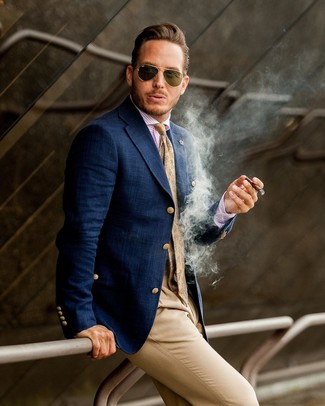 30 Jährige: Dunkelgrüne Sonnenbrille kombinieren – 257 Elegante Herren Outfits: Für ein bequemes Couch-Outfit, paaren Sie ein dunkelblaues Sakko mit einer dunkelgrünen Sonnenbrille.
