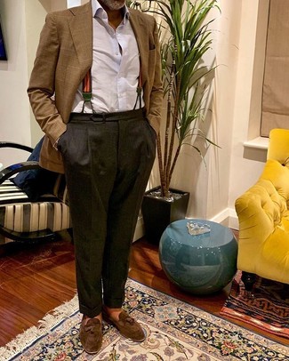 Braunes Einstecktuch kombinieren – 469 Elegante Herren Outfits: Für ein bequemes Couch-Outfit, kombinieren Sie ein braunes Sakko mit Schottenmuster mit einem braunen Einstecktuch. Fühlen Sie sich mutig? Entscheiden Sie sich für braunen Wildleder Slipper mit Quasten.