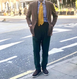 Gelbe Krawatte kombinieren – 252 Elegante Herren Outfits warm Wetter: Kombinieren Sie ein braunes Sakko mit Karomuster mit einer gelben Krawatte für einen stilvollen, eleganten Look. Komplettieren Sie Ihr Outfit mit dunkelbraunen Wildleder Slippern.