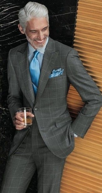 Hellblaue Krawatte kombinieren – 125 Elegante Sommer Herren Outfits: Kombinieren Sie ein dunkelgraues Sakko mit Vichy-Muster mit einer hellblauen Krawatte für eine klassischen und verfeinerte Silhouette. Der Look ist einfach mega für den Sommer.