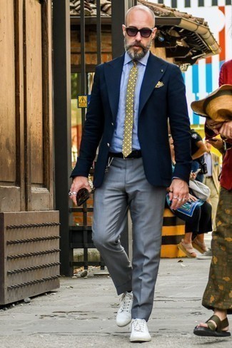 dunkelblaues Sakko, hellblaues Businesshemd mit Vichy-Muster, graue Anzughose, weiße Leder niedrige Sneakers für Herren