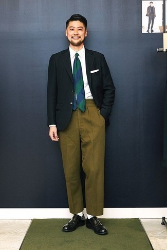 Welche Businesshemden mit olivgrüner Anzughose zu tragen – 207 Herren Outfits: Erwägen Sie das Tragen von einem Businesshemd und einer olivgrünen Anzughose für eine klassischen und verfeinerte Silhouette. Ergänzen Sie Ihr Look mit schwarzen Leder Oxford Schuhen.
