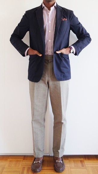 Wollanzughose mit Schottenmuster kombinieren – 39 Herren Outfits: Kombinieren Sie ein dunkelblaues Sakko mit einer Wollanzughose mit Schottenmuster für eine klassischen und verfeinerte Silhouette. Dunkelbraune Leder Slipper fügen sich nahtlos in einer Vielzahl von Outfits ein.