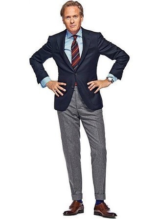Rote horizontal gestreifte Krawatte kombinieren – 276 Herren Outfits: Erwägen Sie das Tragen von einem dunkelblauen Sakko und einer roten horizontal gestreiften Krawatte für eine klassischen und verfeinerte Silhouette. Vervollständigen Sie Ihr Look mit braunen Doppelmonks aus Leder.