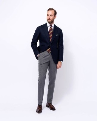 Wie dunkelblaues Sakko mit grauer Anzughose zu kombinieren – 725+ Herren Outfits: Vereinigen Sie ein dunkelblaues Sakko mit einer grauen Anzughose für eine klassischen und verfeinerte Silhouette. Komplettieren Sie Ihr Outfit mit dunkelbraunen Leder Derby Schuhen.