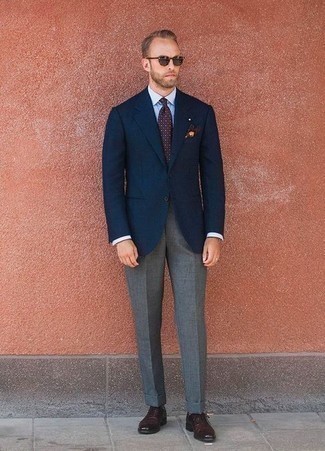 30 Jährige: Dunkelrote gepunktete Krawatte kombinieren – 65 Sommer Herren Outfits: Vereinigen Sie ein dunkelblaues Sakko mit einer dunkelroten gepunkteten Krawatte für eine klassischen und verfeinerte Silhouette. Dunkelrote Leder Oxford Schuhe sind eine kluge Wahl, um dieses Outfit zu vervollständigen. Dieses Outfit eignet sich super für den Sommer.