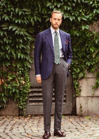 30 Jährige: Welche Sakkos mit dunkelbrauner Anzughose zu tragen – 500+ Herren Outfits: Kombinieren Sie ein Sakko mit einer dunkelbraunen Anzughose für einen stilvollen, eleganten Look. Dunkelrote Leder Slipper mit Quasten sind eine kluge Wahl, um dieses Outfit zu vervollständigen.