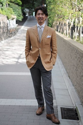 Silberne Krawatte kombinieren – 500+ Herren Outfits: Entscheiden Sie sich für ein beige Sakko und eine silberne Krawatte für einen stilvollen, eleganten Look. Fühlen Sie sich ideenreich? Ergänzen Sie Ihr Outfit mit braunen Monks aus Leder.
