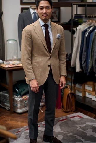Welche Businesshemden mit brauner Chukka-Stiefel zu tragen – 129 Elegante Herren Outfits: Kombinieren Sie ein Businesshemd mit einer dunkelgrauen Anzughose für einen stilvollen, eleganten Look. Fühlen Sie sich ideenreich? Entscheiden Sie sich für braunen Chukka-Stiefel.