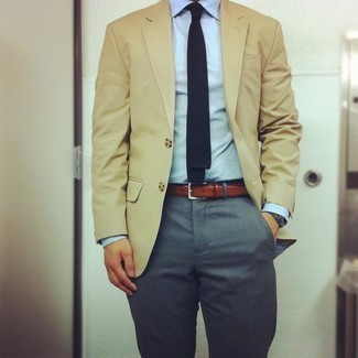 30 Jährige: Wie graue Anzughose mit beige Sakkos zu kombinieren – 95 Sommer Herren Outfits: Entscheiden Sie sich für ein beige Sakko und eine graue Anzughose, um vor Klasse und Perfektion zu strotzen. Ein perfekt passendes Outfit für den Sommer, oder?