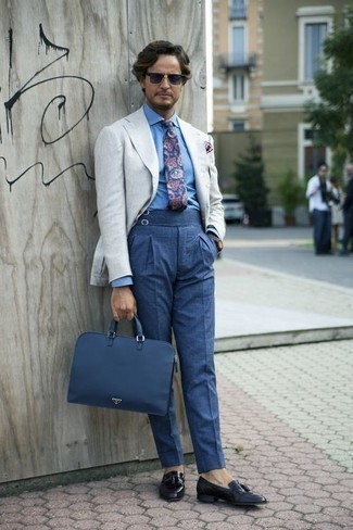 graues Leinen Sakko, hellblaues Businesshemd, dunkelblaue Leinen Anzughose, dunkelblaue Leder Slipper mit Quasten für Herren
