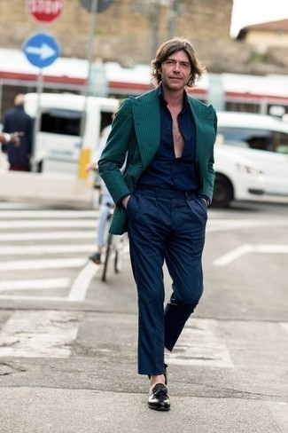 Welche Slipper mit dunkelgrünen Sakkos zu tragen – 90 Elegante Sommer Herren Outfits: Machen Sie sich mit einem dunkelgrünen Sakko und einer dunkelblauen Anzughose einen verfeinerten, eleganten Stil zu Nutze. Slipper sind eine perfekte Wahl, um dieses Outfit zu vervollständigen. So einfach kann ein stylischer Sommer-Look sein.