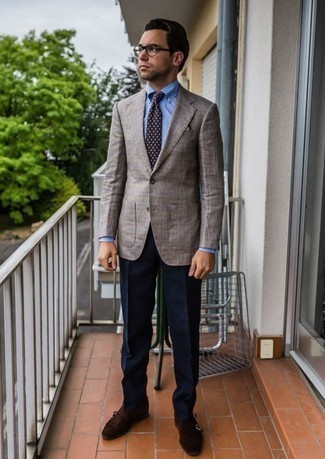 Welche Doppelmonks mit braunen Sakkos zu tragen – 38 Sommer Herren Outfits: Kombinieren Sie ein braunes Sakko mit einer dunkelblauen Anzughose für eine klassischen und verfeinerte Silhouette. Doppelmonks sind eine ideale Wahl, um dieses Outfit zu vervollständigen. So einfach kann ein stylischer Sommer-Look sein.