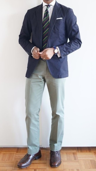 Dunkelblaue und weiße horizontal gestreifte Krawatte kombinieren – 395 Sommer Herren Outfits: Etwas Einfaches wie die Wahl von einem dunkelblauen Sakko und einer dunkelblauen und weißen horizontal gestreiften Krawatte kann Sie von der Menge abheben. Komplettieren Sie Ihr Outfit mit dunkelbraunen Leder Oxford Schuhen. Dieser Look eignet sich super für den Sommer.