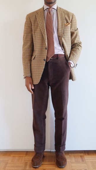 Braune gepunktete Krawatte kombinieren – 189 Herren Outfits: Kombinieren Sie ein beige Sakko mit Hahnentritt-Muster mit einer braunen gepunkteten Krawatte für eine klassischen und verfeinerte Silhouette. Braune Wildleder Derby Schuhe sind eine perfekte Wahl, um dieses Outfit zu vervollständigen.