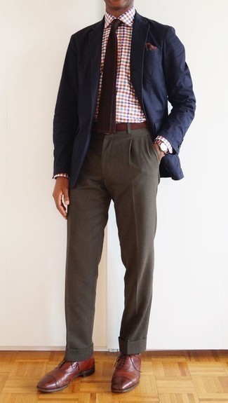 Dunkelbraune Strick Krawatte kombinieren – 135 Herren Outfits: Tragen Sie ein dunkelblaues Sakko und eine dunkelbraune Strick Krawatte für einen stilvollen, eleganten Look. Komplettieren Sie Ihr Outfit mit braunen Leder Oxford Schuhen.