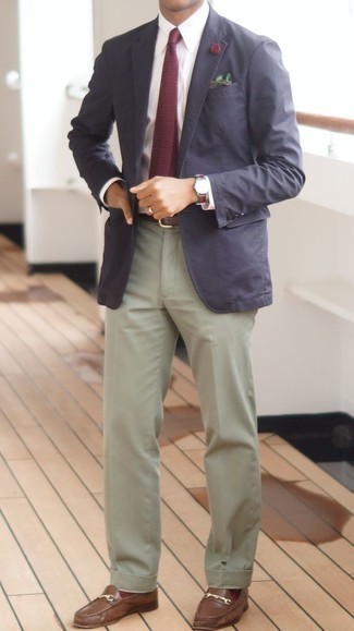 Dunkelrote Strick Krawatte kombinieren – 26 Elegante Sommer Herren Outfits: Kombinieren Sie ein dunkelblaues Sakko mit einer dunkelroten Strick Krawatte für eine klassischen und verfeinerte Silhouette. Braune Leder Slipper sind eine kluge Wahl, um dieses Outfit zu vervollständigen. So einfach kann ein schöner Sommer-Look sein.