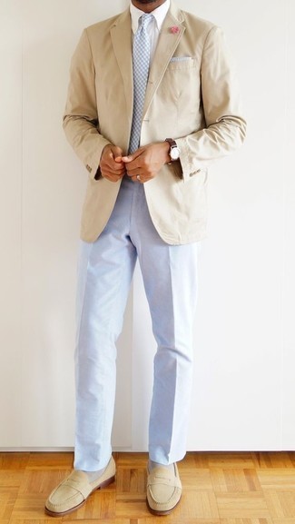 Hellblaue Anzughose kombinieren – 84 Herren Outfits: Kombinieren Sie ein hellbeige Sakko mit einer hellblauen Anzughose, um vor Klasse und Perfektion zu strotzen. Hellbeige Wildleder Slipper sind eine perfekte Wahl, um dieses Outfit zu vervollständigen.