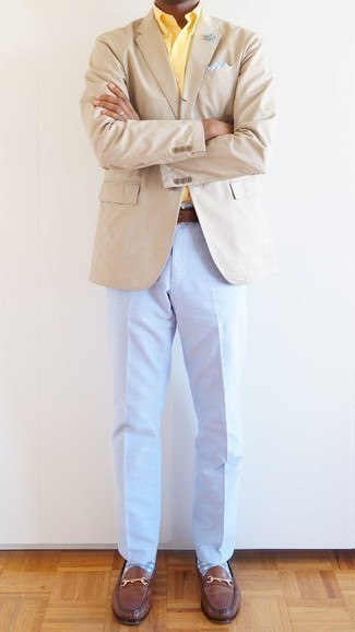 Braune Leder Slipper kombinieren – 1200+ Herren Outfits: Kombinieren Sie ein hellbeige Sakko mit einer hellblauen Anzughose für eine klassischen und verfeinerte Silhouette. Braune Leder Slipper sind eine gute Wahl, um dieses Outfit zu vervollständigen.