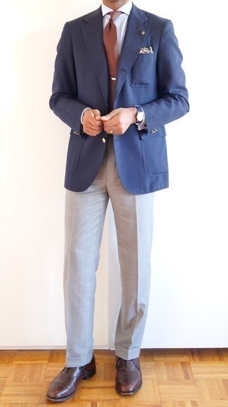 Dunkelbraune Oxford Schuhe kombinieren – 500+ Elegante Herren Outfits: Machen Sie sich mit einem blauen Sakko und einer grauen Anzughose einen verfeinerten, eleganten Stil zu Nutze. Dieses Outfit passt hervorragend zusammen mit dunkelbraunen Oxford Schuhen.