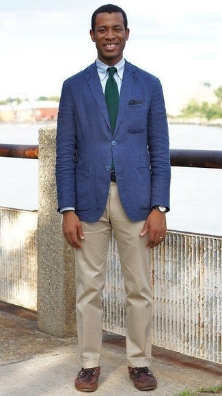30 Jährige: Dunkelgrüne Krawatte kombinieren – 397 Sommer Herren Outfits: Entscheiden Sie sich für ein blaues Sakko und eine dunkelgrüne Krawatte für einen stilvollen, eleganten Look. Machen Sie diese Aufmachung leger mit braunen Leder Bootsschuhen. Ein insgesamt sehr tolles Sommer-Outfit.