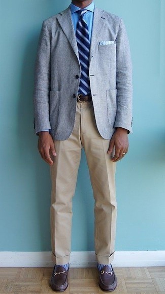 Dunkellila Leder Slipper kombinieren – 84 Herren Outfits: Tragen Sie ein hellblaues Sakko und eine beige Anzughose für eine klassischen und verfeinerte Silhouette. Komplettieren Sie Ihr Outfit mit dunkellila Leder Slippern.
