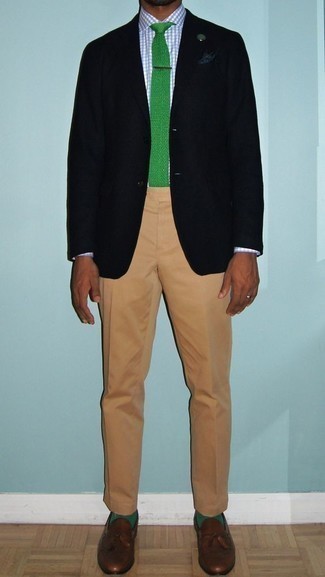 Grüne Krawatte kombinieren – 125 Herren Outfits: Erwägen Sie das Tragen von einem schwarzen Sakko und einer grünen Krawatte für eine klassischen und verfeinerte Silhouette. Braune Leder Slipper mit Quasten sind eine großartige Wahl, um dieses Outfit zu vervollständigen.