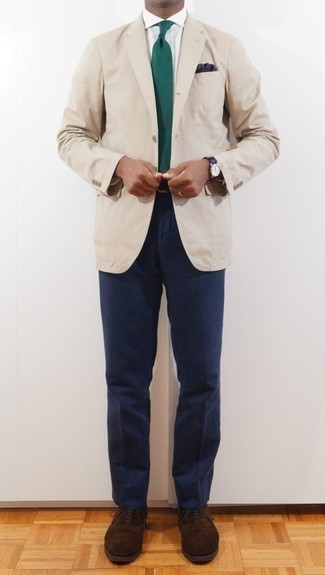 30 Jährige: Braune Wildleder Oxford Schuhe kombinieren – 168 Elegante Herren Outfits: Entscheiden Sie sich für ein hellbeige Sakko und eine dunkelblaue Anzughose für einen stilvollen, eleganten Look. Braune Wildleder Oxford Schuhe sind eine perfekte Wahl, um dieses Outfit zu vervollständigen.