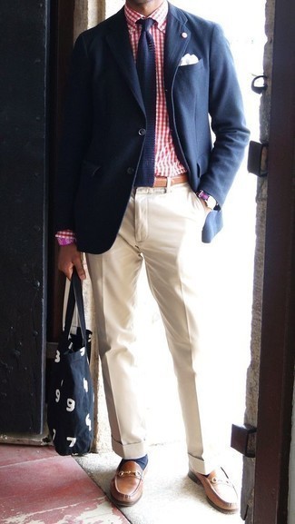 Braune Leder Slipper kombinieren – 1200+ Herren Outfits: Erwägen Sie das Tragen von einem dunkelblauen Sakko und einer hellbeige Anzughose, um vor Klasse und Perfektion zu strotzen. Braune Leder Slipper sind eine perfekte Wahl, um dieses Outfit zu vervollständigen.