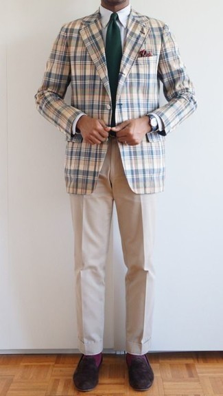 Weißes und blaues Sakko kombinieren – 164 Elegante Herren Outfits: Kombinieren Sie ein weißes und blaues Sakko mit einer hellbeige Anzughose für einen stilvollen, eleganten Look. Ergänzen Sie Ihr Look mit dunkelbraunen Wildleder Slippern.