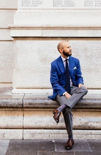 Gelbes Einstecktuch kombinieren – 479 Herren Outfits: Entscheiden Sie sich für ein blaues Sakko und ein gelbes Einstecktuch für einen entspannten Wochenend-Look. Machen Sie Ihr Outfit mit dunkelbraunen Leder Oxford Schuhen eleganter.